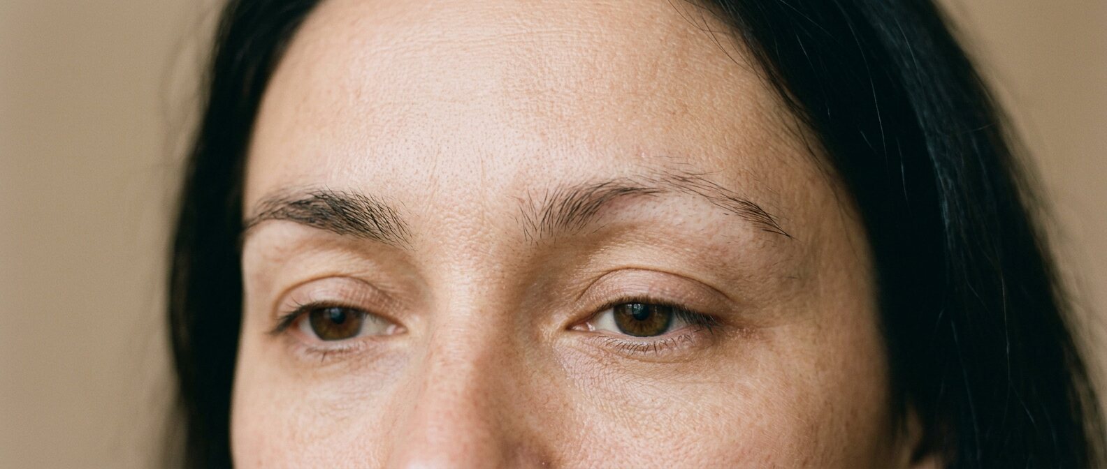 Brow with a sparse tail on a neutral background
